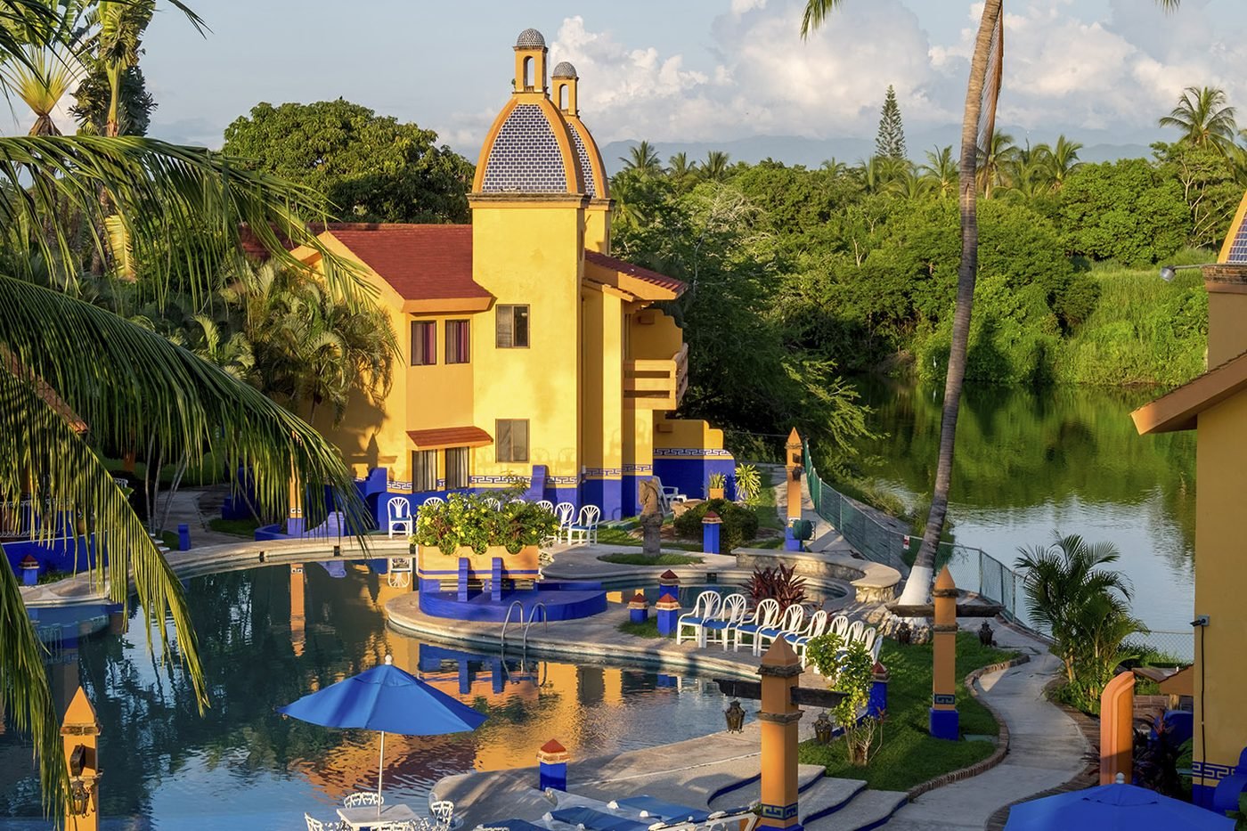 Albercas y arquitectura de talavera del Hotel Canadian en Puerto Vallarta