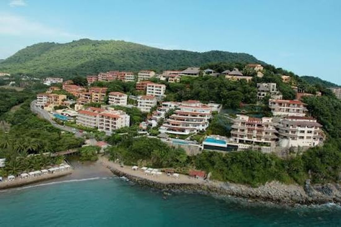 Desarrollo del club sobre un acantilado frente a la bahía